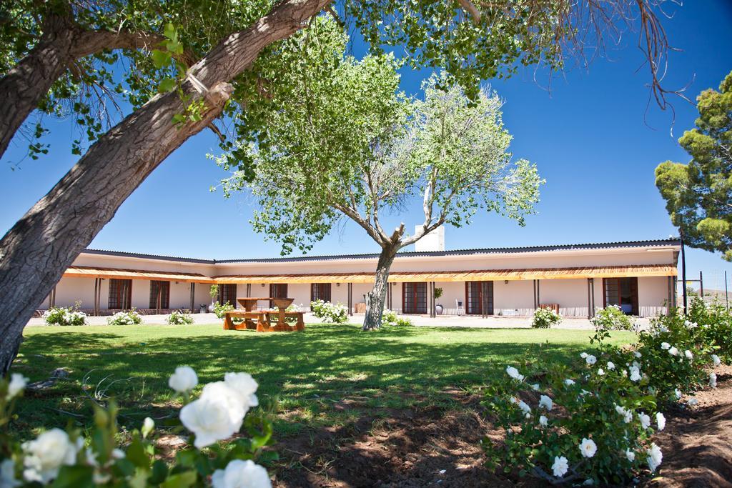 Wagon Wheel Country Lodge ボーフォート・ウェスト エクステリア 写真